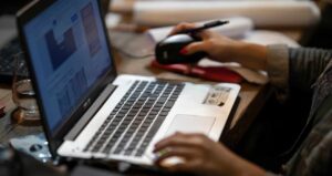 Trabalhar em Casa: As Vantagens e Melhores Plataformas para Iniciar Sua Carreira Digital